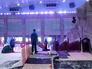 Das freundliche Personal überblickt das Förderband