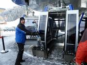 Hilfestellung beim Einstieg in die Gondelbahn