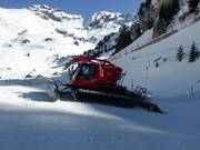 Die Pistenraupe steht für den Einsatz bereit