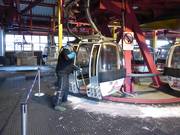 Mitarbeiter fegen die Gondeln aus