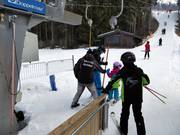 Personel reicht Bügel am Schlepplift