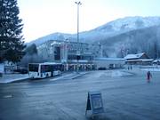 Busbahnhof bei der Talstation des Millennium-Expresses