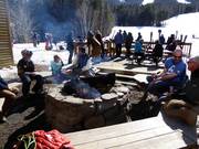 Offenes Feuer bei der White Cap Lodge