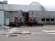 Die beiden Pistengeräte vor der Skihalle