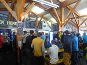 An der Talstation lässt man den Skitag ausklingen