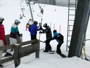 Hilfe beim Einstieg in den Schlepplift