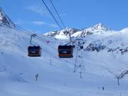 Mit der neuen 3S Eisgratbahn geht es hinauf zum Eisgrat (2900 m)