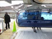 Das Personal ist am Einstieg in die Sesselbahn präsent