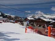 Nur ein paar Schritte über die Straße ist es von den Quartieren in Notre Dame de Bellecombe 1350 bis auf den Schnee