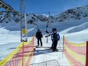 Das Personal ist am Einstieg beim Schlepplift präsent