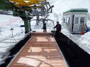 Hilfe beim Einstieg im Skigebietsteil Buffaure