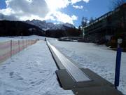 Förderband für Anfänger vor dem McTirol Hotel