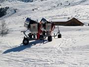 Schneekanonen am Pistenrand