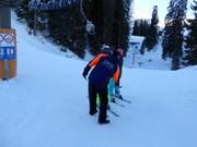 Hilfestellung beim Einstieg am Schlepplift