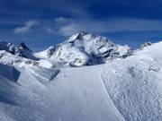 Pisten in Diavolezza mit Blick auf Piz Bernina (4049 m)