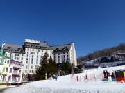 Das Fairmont Tremblant liegt direkt an den Pisten