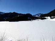 Blick über den Spitzingsee zum Skigebiet