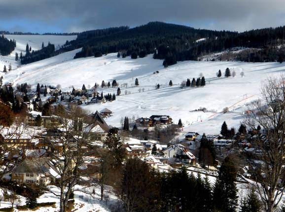 Ausblick auf Todtnauberg mit den Hängen am Stübenwasenlift und Kapellenlift im Hintergrund