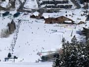 Anfängergelände an der Talstation mit Förderbändern und leichten Pisten