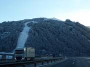 Blick auf das Skigebiet Bergeralm von der Brennerautobahn