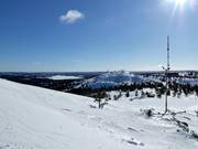 Blick über das Skigebiet Ruka zur Bergstation Masto