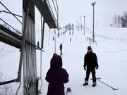 Hilfestellung beim Einstieg in den Tellerlift