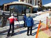 Hilfestellung beim Einstieg am Tellerlift