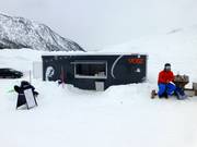 Kleiner Imbissstand am Förderband