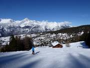 Blick vom Skigebiet auf das Chalet-Dorf Bürchen