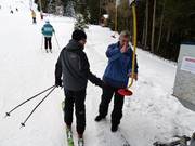 Das Personal hilft beim Einsteigen in den Tellerlift