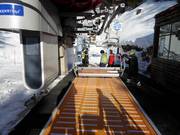 Das Personal hilft bei den Sesselbahnen beim Einsteigen