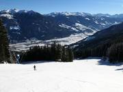 Piste zur Mittelstation und Talstation der Spieljochbahn