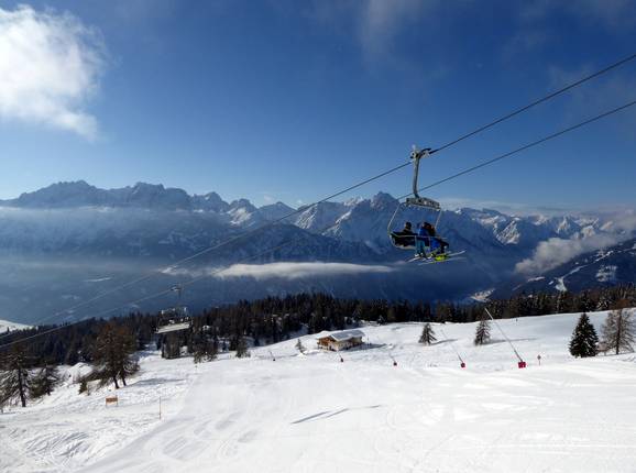 Skifahren am Zettersfeld mit Dolomitenblick