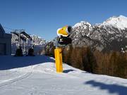 Leistungsfähige Schneekanone im Skigebiet Alpe Lusia