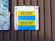 Die Pisten werden zu beiden Seiten markiert