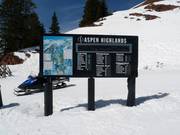 Informationstafel im Skigebiet