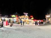 Belebtes Borovets am Abend