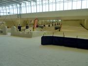 Flaches Gelände am Eingang zur Skihalle