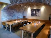 Große Tische und gemauertes Gewölbe im Käsker