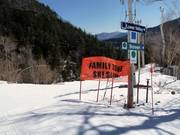 Familienabfahrt im unteren Teil des Skigebietes
