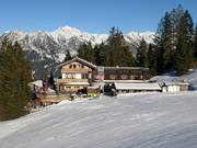 Berghaus am Söller leicht oberhalb an der Bergstation der Söllereckbahn