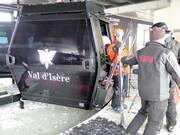 Hilfestellung beim Einstieg in die Gondelbahn