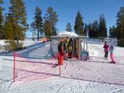 Überdachtes Förderband mit Übungspiste in Lindvallen