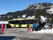 Der Dorfbus hält direkt an der Piste