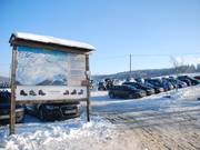 An der Einfahrt zum Parkplatz steht diese Übersichtstafel