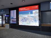 Große Informationstafel an der Talstation des zellamseeXpress