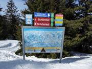 Pistenausschilderung mit Pistenplan im Skigebiet