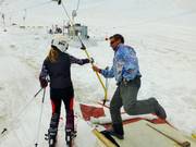 Beim Einstieg hilft der Liftbedienstete gerne