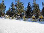 Leistungsfähige Schneekanonen im Skigebiet Černá hora