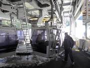 Das Personal ist an der Gondelbahn präsent